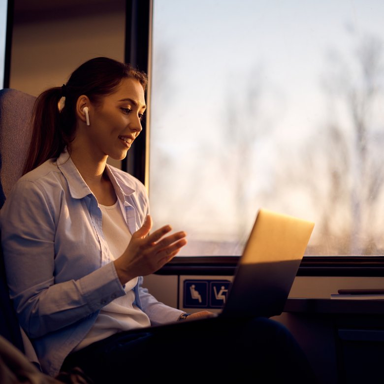 Bilde av en kvinne som jobber på toget