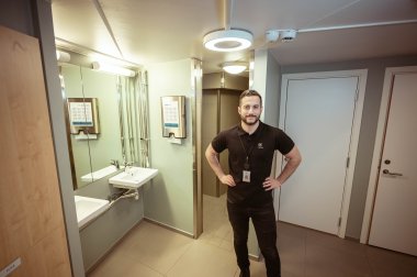 Mannlig driftstekniker i jobbsituasjon på et toalett