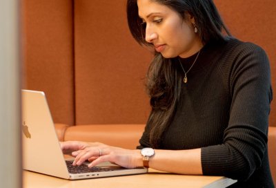 Kvinnelig nettstudent jobber på laptop