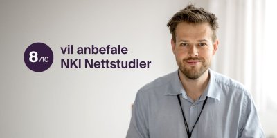 Mann smiler ved siden av tekst: "8/10 vil anbefale NKI Nettstudier".