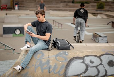 Mannlig student studerer i en skatepark