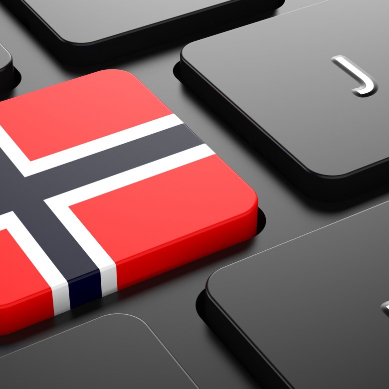 nærbilde av data tastatur hvor den ene knappen er er ett norsk flagg