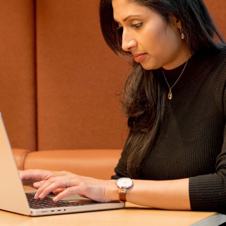 Kvinnelig nettstudent jobber på laptop